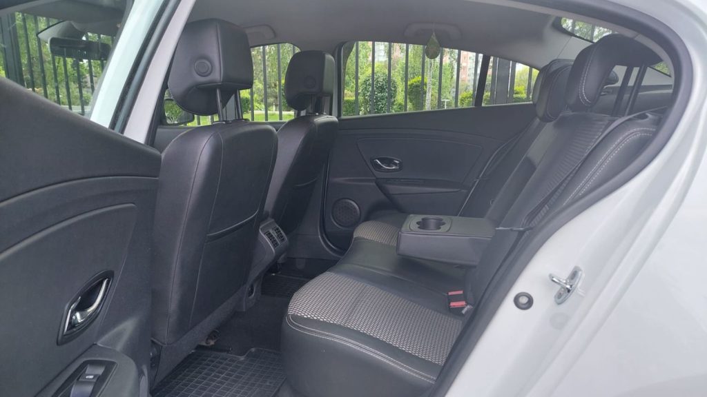 Renault Fluence - spatiu generos in spate si confort la drumuri lungi